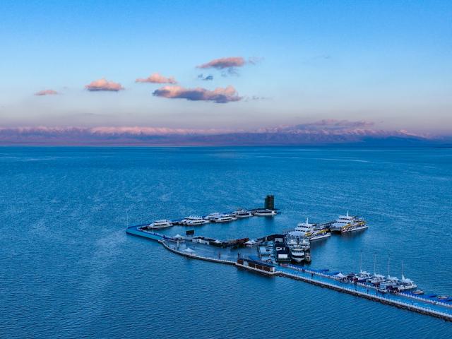 (250712) -- XINING, July 12, 2025 (Xinhua) -- An aerial drone photo taken on Oct. 18, 2024 shows a view of the Erlangjian scenic spot of Qinghai Lake in northwest China's Qinghai Province. (Xinhua/Zhang Long)