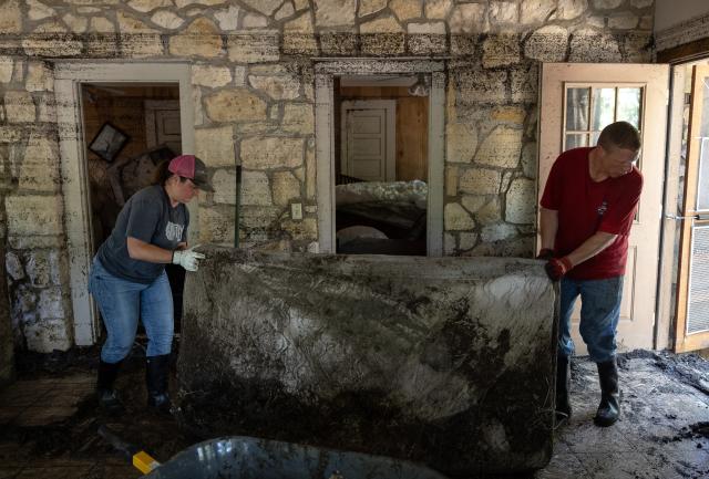 (250712) -- HOUSTON, July 12, 2025 (Xinhua) -- People remove a damaged couch in Hunt, Texas, the United States, July 11, 2025.
  The July 4 devastating flooding in central Texas has claimed at least 129 lives and left more than 166 others missing. (Photo by Nick Wagner/Xinhua)