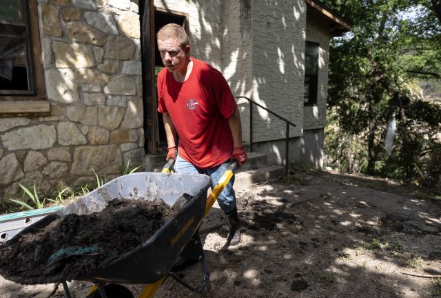(250712) -- HOUSTON, July 12, 2025 (Xinhua) -- A man hauls mud from a damaged house in Hunt, Texas, the United States, July 11, 2025.
  The July 4 devastating flooding in central Texas has claimed at least 129 lives and left more than 166 others missing. (Photo by Nick Wagner/Xinhua)