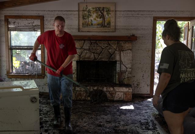 (250712) -- HOUSTON, July 12, 2025 (Xinhua) -- People clean up a house after the flood in Hunt, Texas, the United States, July 11, 2025.
  The July 4 devastating flooding in central Texas has claimed at least 129 lives and left more than 166 others missing. (Photo by Nick Wagner/Xinhua)