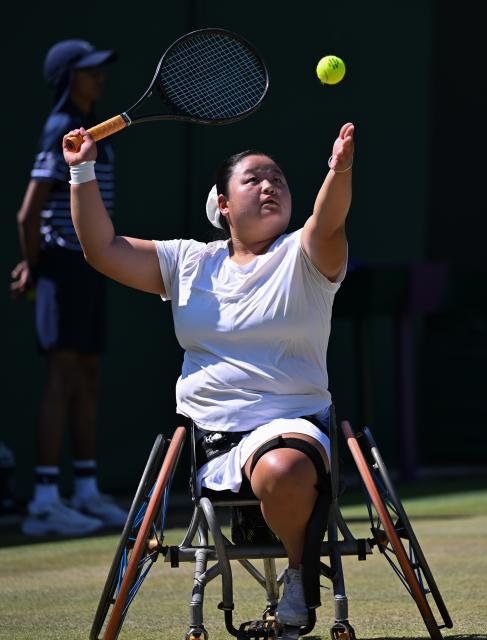 (250712) -- LONDON, July 12, 2025 (Xinhua) -- Wang Ziying serves during the women's wheelchair singles final between Wang Ziying of China and Kamiji Yui of Japan at the Wimbledon Tennis Championships in London, Britain, July 12, 2025. (Xinhua/Li Ying)