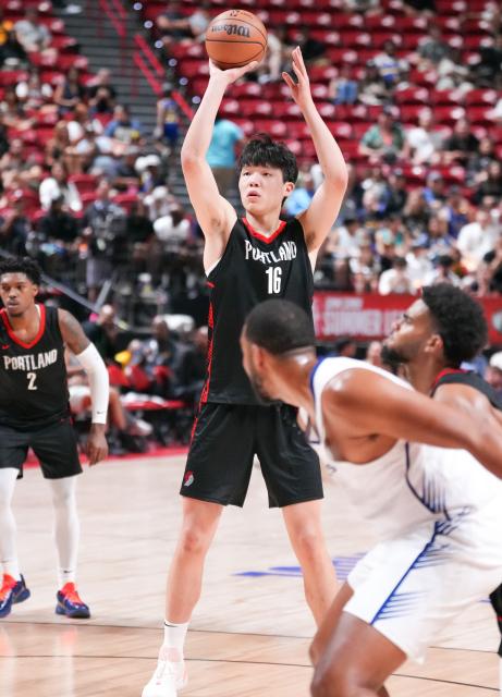 (250712) -- LAS VEGAS, July 12, 2025 (Xinhua) -- Yang Hansen (2nd L) of Portland Trail Blazers shoots during the match between Portland Trail Blazers and Golden State Warriors at the 2025 NBA Summer League in Las Vegas, the United States, July 12, 2025. (Photo by Sun Yuxuan/Xinhua)