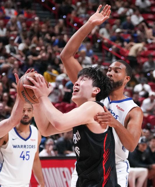 (250712) -- LAS VEGAS, July 12, 2025 (Xinhua) -- Yang Hansen (C) of Portland Trail Blazers competes during the match between Portland Trail Blazers and Golden State Warriors at the 2025 NBA Summer League in Las Vegas, the United States, July 12, 2025. (Photo by Sun Yuxuan/Xinhua)