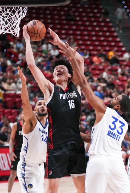 (250712) -- LAS VEGAS, July 12, 2025 (Xinhua) -- Yang Hansen (C) of Portland Trail Blazers competes during the match between Portland Trail Blazers and Golden State Warriors at the 2025 NBA Summer League in Las Vegas, the United States, July 12, 2025. (Photo by Sun Yuxuan/Xinhua)