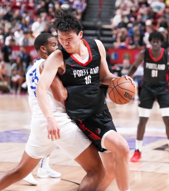 (250712) -- LAS VEGAS, July 12, 2025 (Xinhua) -- Yang Hansen (R) of Portland Trail Blazers competes during the match between Portland Trail Blazers and Golden State Warriors at the 2025 NBA Summer League in Las Vegas, the United States, July 12, 2025. (Photo by Sun Yuxuan/Xinhua)