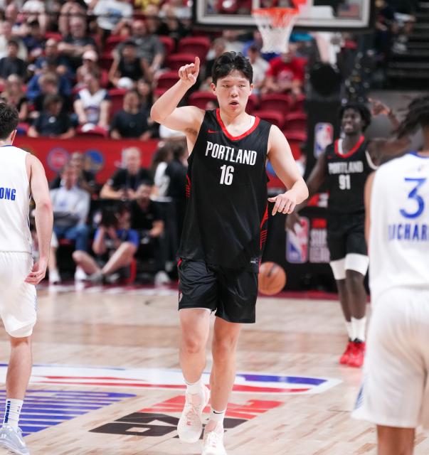 (250712) -- LAS VEGAS, July 12, 2025 (Xinhua) -- Yang Hansen (C) of Portland Trail Blazers reacts during the match between Portland Trail Blazers and Golden State Warriors at the 2025 NBA Summer League in Las Vegas, the United States, July 12, 2025. (Photo by Sun Yuxuan/Xinhua)