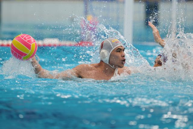 (250712) -- SINGAPORE, July 12, 2025 (Xinhua) -- Chen Zhongxian (L) of China competes during the men's water polo preliminary match between China and Croatia at World Aquatics Championship 2025 in Singapore on July 12, 2025. (Xinhua/Then Chih Wey)