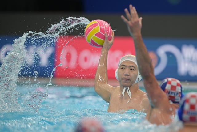 (250712) -- SINGAPORE, July 12, 2025 (Xinhua) -- Liu Yu (L) of China competes during the men's water polo preliminary match between China and Croatia at World Aquatics Championship 2025 in Singapore on July 12, 2025. (Xinhua/Then Chih Wey)