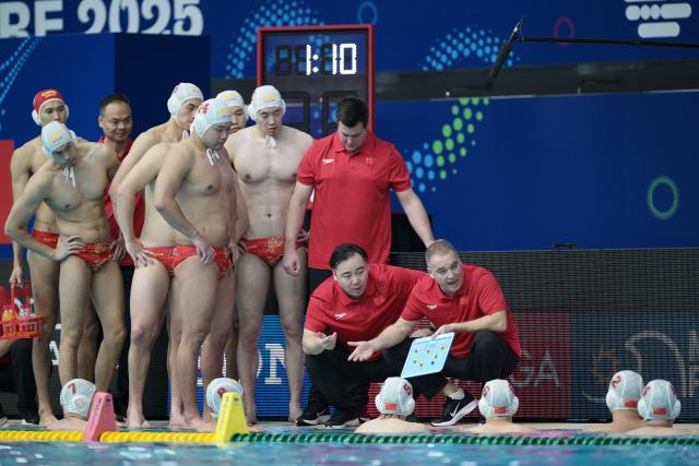 (250712) -- SINGAPORE, July 12, 2025 (Xinhua) -- Players of China receive instruction from the team coach during the men's water polo preliminary match between China and Croatia at World Aquatics Championship 2025 in Singapore on July 12, 2025. (Xinhua/Then Chih Wey)