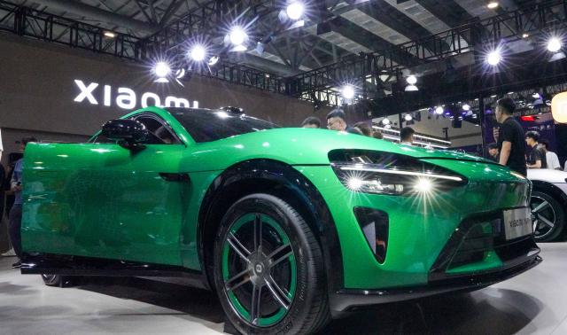 (250712) -- CHANGCHUN, July 12, 2025 (Xinhua) -- Tourists view a car of Xiaomi YU7 series at the 22nd Changchun International Auto Expo in Changchun, northeast China's Jilin Province, July 12, 2025. The 10-day expo kicked off here on Saturday, attracting 118 enterprises from home and abroad. (Xinhua/Yan Linyun)