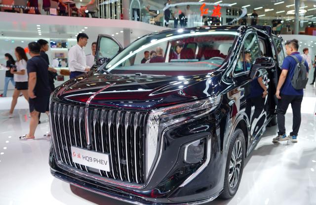 (250712) -- CHANGCHUN, July 12, 2025 (Xinhua) -- People visit the booth of Chinese carmaker Hongqi at the 22nd Changchun International Auto Expo in Changchun, northeast China's Jilin Province, July 12, 2025. The 10-day expo kicked off here on Saturday, attracting 118 enterprises from home and abroad. (Xinhua/Yan Linyun)
