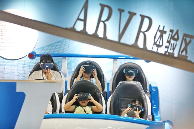 (250712) -- BEIJING, July 12, 2025 (Xinhua) -- Children try AR and VR devices at a science and technology hall in Jiaxing City, east China's Zhejiang Province, July 12, 2025. Children across the country are enriching their summer vacations through colorful activities. (Photo by Jin Peng/Xinhua)