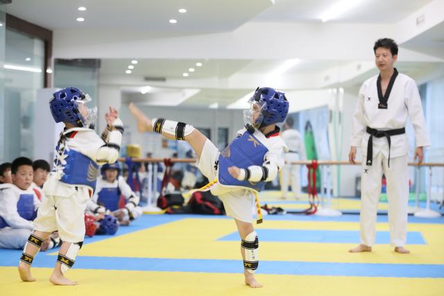 (250712) -- BEIJING, July 12, 2025 (Xinhua) -- Children practice taekwondo in Shizhong District of Leshan, southwest China's Sichuan Province, July 10, 2025. Children across the country are enriching their summer vacations through colorful activities. (Photo by Li Huashi/Xinhua)