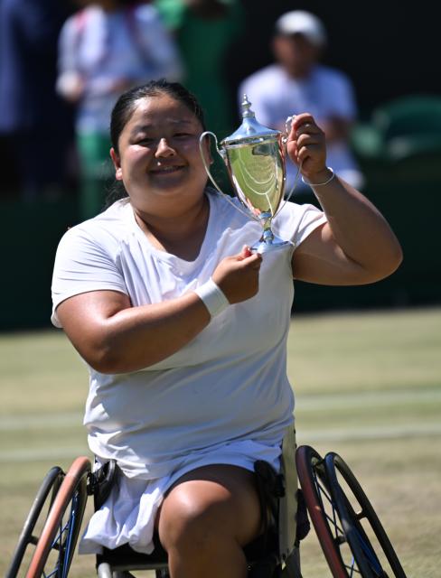 (250712) -- LONDON, July 12, 2025 (Xinhua) -- Wang Ziying poses with the trophy during the awarding ceremony after the women's wheelchair singles final between Wang Ziying of China and Kamiji Yui of Japan at the Wimbledon Tennis Championships in London, Britain, July 12, 2025. (Xinhua/Li Ying)