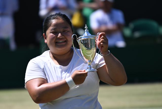 (250712) -- LONDON, July 12, 2025 (Xinhua) -- Wang Ziying poses with the trophy during the awarding ceremony after the women's wheelchair singles final between Wang Ziying of China and Kamiji Yui of Japan at the Wimbledon Tennis Championships in London, Britain, July 12, 2025. (Xinhua/Li Ying)