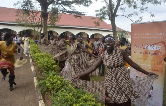 (250712) -- KAMPALA, July 12, 2025 (Xinhua) -- People perform traditional dances before the premiere of documentaries produced by a team from China's Zhejiang University at Luyanzi Institute of Technology in Wakiso, Uganda, July 11, 2025. TO GO WITH "Chinese university-produced documentaries premiere in Uganda" (Photo by Zhang Yong/Xinhua)