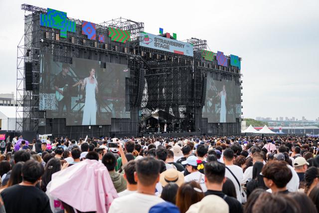 (250712) -- URUMQI, July 12, 2025 (Xinhua) -- People watch performance during the Strawberry Music Festival in Urumqi, northwest China's Xinjiang Uygur Autonomous Region, July 12, 2025. The 2025 Strawberry Music Festival kicked off in Urumqi on Saturday. (Xinhua/Xu Hongyan)