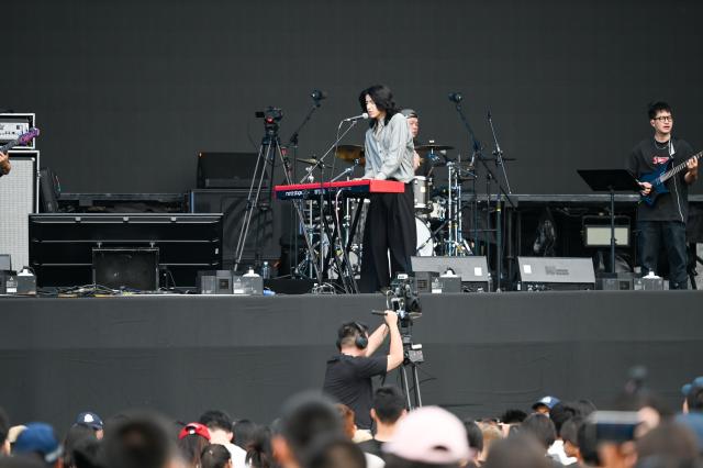 (250712) -- URUMQI, July 12, 2025 (Xinhua) -- Singers perform during the Strawberry Music Festival in Urumqi, northwest China's Xinjiang Uygur Autonomous Region, July 12, 2025. The 2025 Strawberry Music Festival kicked off in Urumqi on Saturday. (Photo by Xu Rui/Xinhua)