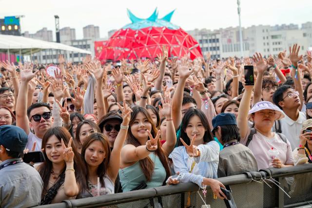 (250712) -- URUMQI, July 12, 2025 (Xinhua) -- Audiences are pictured during the Strawberry Music Festival in Urumqi, northwest China's Xinjiang Uygur Autonomous Region, July 12, 2025. The 2025 Strawberry Music Festival kicked off in Urumqi on Saturday. (Xinhua/Xu Hongyan)