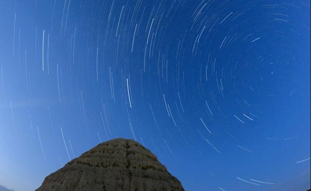 (250713) -- BEIJING, July 13, 2025 (Xinhua) -- This photo taken on July 10, 2025 shows a Xixia imperial tomb under the stars in Yinchuan, northwest China's Ningxia Hui Autonomous Region.
  China's Xixia Imperial Tombs were officially added to the UNESCO World Heritage List on Friday during the 47th session of the World Heritage Committee held in Paris, France.
   The inscription brings the total number of World Heritage sites in China to 60. (Xinhua/Yang Zhisen)