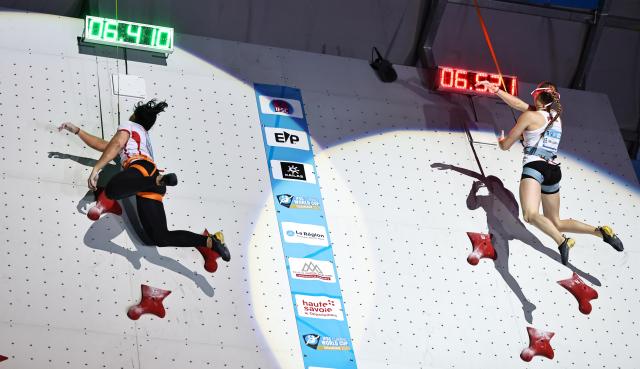 (250713) -- CHARMONIX, July 13, 2025 (Xinhua) -- Natalia Kalucka (R) of Poland and Desak Made Rita Kusuma Dewi of Indonesia compete during the women's Speed 1/4 finals of sport climbing at the 2025 IFSC Climbing World Cup Speed-Lead in Charmonix, France, July 12, 2025. (Xinhua/Gao Jing)