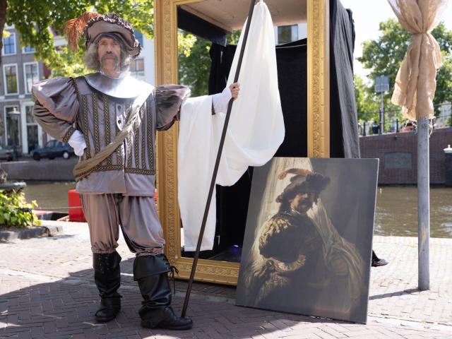 (250713) -- LEIDEN, July 13, 2025 (Xinhua) -- A man dressed in vintage clothing celebrates Rembrandt Days in Leiden, the Netherlands, on July 12, 2025. Rembrandt Days is an annual summer festival in Leiden, celebrating the legacy of Dutch painter Rembrandt, who was born in Leiden.
This year's Rembrandt Days are celebrated on July 12 and 13. (Photo by Sylvia Lederer/Xinhua)
