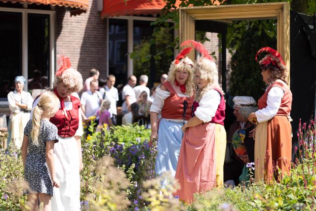 (250713) -- LEIDEN, July 13, 2025 (Xinhua) -- People dressed in vintage clothing celebrate Rembrandt Days in Leiden, the Netherlands, on July 12, 2025. Rembrandt Days is an annual summer festival in Leiden, celebrating the legacy of Dutch painter Rembrandt, who was born in Leiden.
This year's Rembrandt Days are celebrated on July 12 and 13. (Photo by Sylvia Lederer/Xinhua)