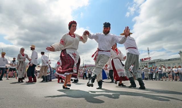 (250713) -- BEIJING, July 13, 2025 (Xinhua) -- Contestants perform at a dance contest during the 34th International Festival of Arts "Slavianski Bazaar" in Vitebsk, Belarus, July 12, 2025. (Photo by Henadz Zhinkov/Xinhua)