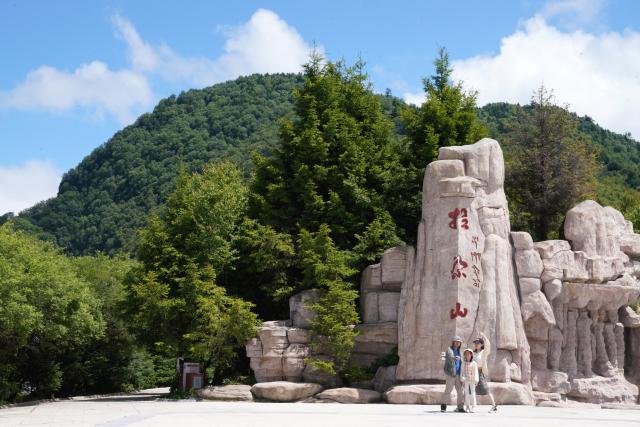 (250713) -- ZHOUQU(GANSU), July 13, 2025 (Xinhua) -- Tourists visit Lagashan Mountain in Zhouqu County, Gannan Tibetan Autonomous Prefecture, northwest China's Gansu Province, July 12, 2025. (Xinhua/Ma Ning)
