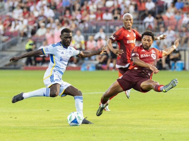 (250713) -- TORONTO, July 13, 2025 (Xinhua) -- Latte Lath (L) of Atlanta United FC shoots as Kosi Thompson of Toronto FC defends during the 2025 Major League Soccer (MLS) regular season match between Toronto FC and Atlanta United FC at BMO Field in Toronto, Canada, on July 12, 2025. (Photo by Zou Zheng/Xinhua)