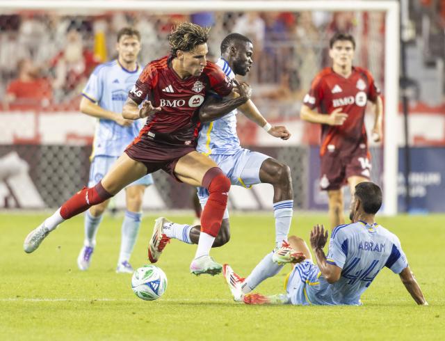 (250713) -- TORONTO, July 13, 2025 (Xinhua) -- Jamal Thiare (C) of Atlanta United FC vies with Theo Corbeanu (L) of Toronto FC during the 2025 Major League Soccer (MLS) regular season match between Toronto FC and Atlanta United FC at BMO Field in Toronto, Canada, on July 12, 2025. (Photo by Zou Zheng/Xinhua)