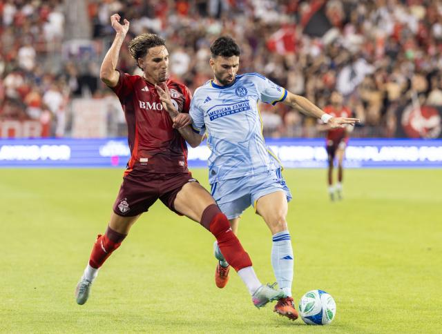 (250713) -- TORONTO, July 13, 2025 (Xinhua) -- Pedro Amador (R) of Atlanta United FC vies with Theo Corbeanu of Toronto FC during the 2025 Major League Soccer (MLS) regular season match between Toronto FC and Atlanta United FC at BMO Field in Toronto, Canada, on July 12, 2025. (Photo by Zou Zheng/Xinhua)