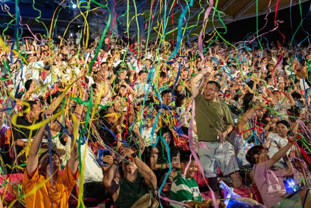 (250713) -- CHANGSHA, July 13, 2025 (Xinhua) -- Tourists cheer during a creative fireworks show in Liuyang City, central China's Hunan Province, July 12, 2025. Liuyang, a small city known as China's "fireworks capital," has organized 26 creative fireworks events in the first half of 2025. These events have attracted over 1.5 million tourists in total, stimulating consumer spending of nearly 4 billion yuan (about 558 million U.S. dollars). (Xinhua/Chen Sihan)