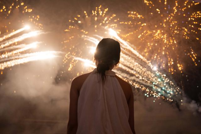 (250713) -- CHANGSHA, July 13, 2025 (Xinhua) -- A tourist enjoys a creative fireworks show in Liuyang City, central China's Hunan Province, July 12, 2025. Liuyang, a small city known as China's "fireworks capital," has organized 26 creative fireworks events in the first half of 2025. These events have attracted over 1.5 million tourists in total, stimulating consumer spending of nearly 4 billion yuan (about 558 million U.S. dollars). (Xinhua/Chen Sihan)