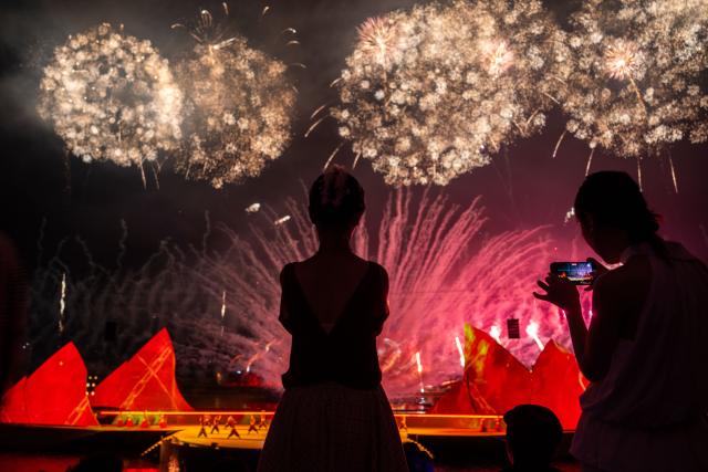 (250713) -- CHANGSHA, July 13, 2025 (Xinhua) -- Tourists enjoy a creative fireworks show in Liuyang City, central China's Hunan Province, July 12, 2025. Liuyang, a small city known as China's "fireworks capital," has organized 26 creative fireworks events in the first half of 2025. These events have attracted over 1.5 million tourists in total, stimulating consumer spending of nearly 4 billion yuan (about 558 million U.S. dollars). (Xinhua/Chen Sihan)