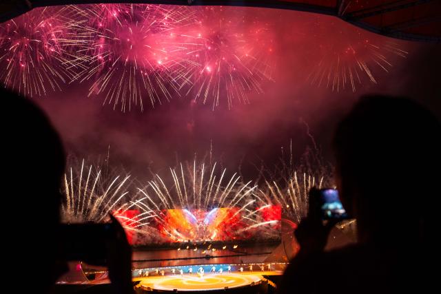 (250713) -- CHANGSHA, July 13, 2025 (Xinhua) -- Tourists enjoy a creative fireworks show in Liuyang City, central China's Hunan Province, July 12, 2025. Liuyang, a small city known as China's "fireworks capital," has organized 26 creative fireworks events in the first half of 2025. These events have attracted over 1.5 million tourists in total, stimulating consumer spending of nearly 4 billion yuan (about 558 million U.S. dollars). (Xinhua/Chen Sihan)