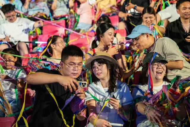 (250713) -- CHANGSHA, July 13, 2025 (Xinhua) -- Tourists are seen during a creative fireworks show in Liuyang City, central China's Hunan Province, July 12, 2025. Liuyang, a small city known as China's "fireworks capital," has organized 26 creative fireworks events in the first half of 2025. These events have attracted over 1.5 million tourists in total, stimulating consumer spending of nearly 4 billion yuan (about 558 million U.S. dollars). (Xinhua/Chen Sihan)