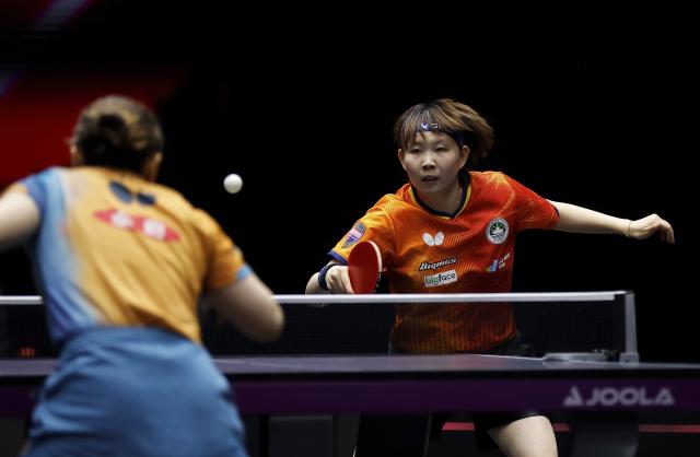 (250713) -- LAS VEGAS, July 13, 2025 (Xinhua) -- Zhu Yuling (R) of China's Macao hits a return during the women's singles semifinal match against Ito Mima of Japan at the WTT United States Smash 2025 in Las Vegas, the United States, July 12, 2025. (Photo by Qiu Chen/Xinhua)