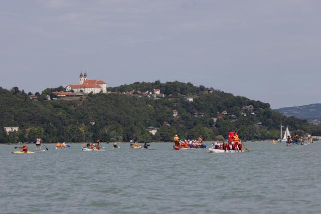 (250713) -- ZAMARDI, July 13, 2025 (Xinhua) -- People participate in the 2025 Hervis Balaton Crossing held on Lake Balaton between Zamardi and Tihany, Hungary on July 12, 2025. (Photo by Attila Volgyi/Xinhua)