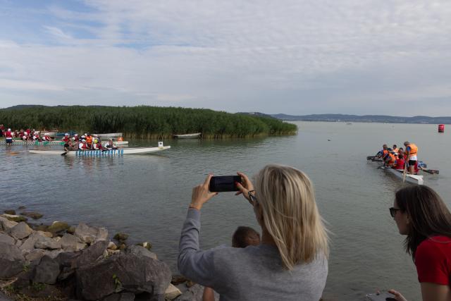 (250713) -- ZAMARDI, July 13, 2025 (Xinhua) -- People participate in the 2025 Hervis Balaton Crossing held on Lake Balaton between Zamardi and Tihany, Hungary on July 12, 2025. (Photo by Attila Volgyi/Xinhua)