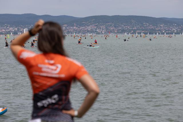 (250713) -- ZAMARDI, July 13, 2025 (Xinhua) -- People participate in the 2025 Hervis Balaton Crossing held on Lake Balaton between Zamardi and Tihany, Hungary on July 12, 2025. (Photo by Attila Volgyi/Xinhua)