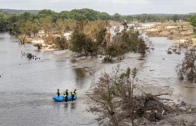 (250713) -- HOUSTON, July 13, 2025 (Xinhua) -- A search team searches for victims on the Guadalupe River in Kerrville, Texas, the United States, on July 12, 2025. (Photo by Nick Wagner/Xinhua)