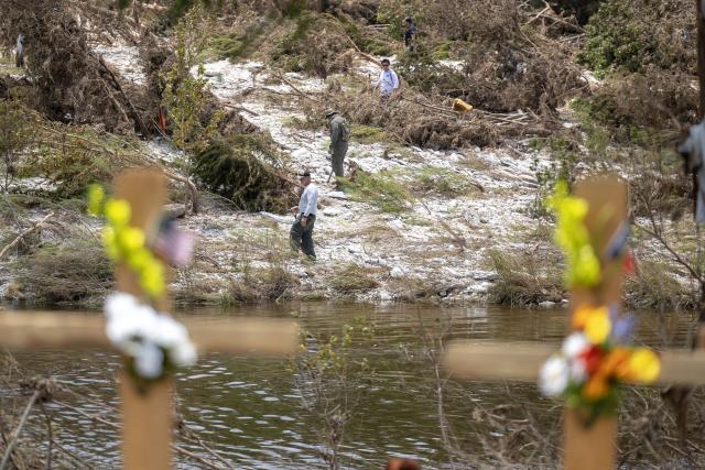 (250713) -- HOUSTON, July 13, 2025 (Xinhua) -- People search for victims near the Guadalupe River in Kerrville, Texas, the United States, on July 12, 2025. (Photo by Nick Wagner/Xinhua)