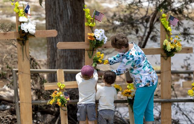 (250713) -- HOUSTON, July 13, 2025 (Xinhua) -- People leave flowers for the victims of the deadly flood in Kerrville, Texas, the United States, on July 12, 2025. (Photo by Nick Wagner/Xinhua)