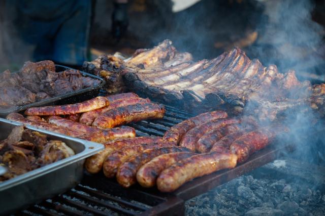 (250713) -- BUENOS AIRES, July 13, 2025 (Xinhua) -- This photo taken on July 12, 2025 shows roasted meat at a food festival in Buenos Aires, Argentina. A two-day food festival was held to celebrate Argentina's Independence Day in Buenos Aires. (Xinhua/Meng Dingbo)