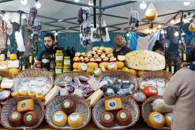 (250713) -- BUENOS AIRES, July 13, 2025 (Xinhua) -- This photo taken on July 12, 2025 shows a food stand at a food festival in Buenos Aires, Argentina. A two-day food festival was held to celebrate Argentina's Independence Day in Buenos Aires. (Xinhua/Meng Dingbo)