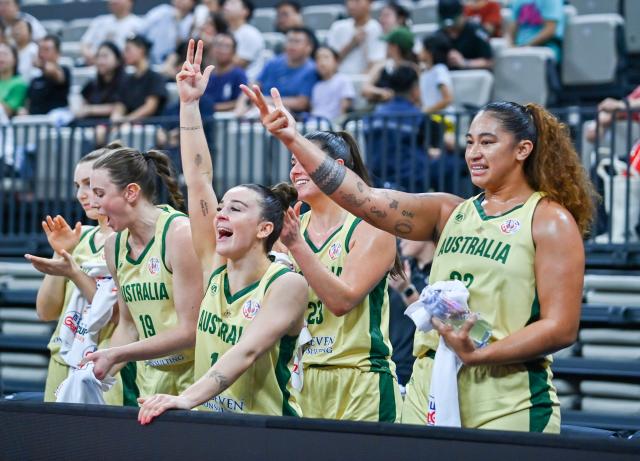(250713) -- SHENZHEN, July 13, 2025 (Xinhua) -- Players of Australia celebrate during the FIBA Women's Asia Cup Division A 2025 Group B match between Australia and the Philippines in Shenzhen, south China's Guangdong Province, July 13, 2025. (Xinhua/Xiao Ennan)