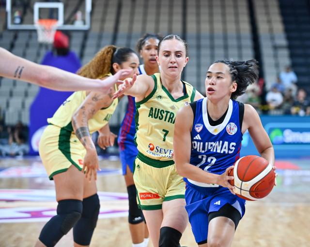 (250713) -- SHENZHEN, July 13, 2025 (Xinhua) -- Kent Jane Pastrana (R) of the Philippines breaks through during the FIBA Women's Asia Cup Division A 2025 Group B match between Australia and the Philippines in Shenzhen, south China's Guangdong Province, July 13, 2025. (Xinhua/Xiao Ennan)
