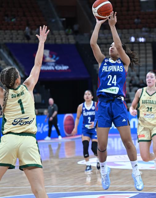 (250713) -- SHENZHEN, July 13, 2025 (Xinhua) -- Naomi Natalie Panganiban (2nd R) of the Philippines shoots during the FIBA Women's Asia Cup Division A 2025 Group B match between Australia and the Philippines in Shenzhen, south China's Guangdong Province, July 13, 2025. (Xinhua/Deng Hua)