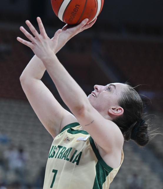 (250713) -- SHENZHEN, July 13, 2025 (Xinhua) -- Courtney Michelle Woods of Australia shoots during the FIBA Women's Asia Cup Division A 2025 Group B match between Australia and the Philippines in Shenzhen, south China's Guangdong Province, July 13, 2025. (Xinhua/Deng Hua)